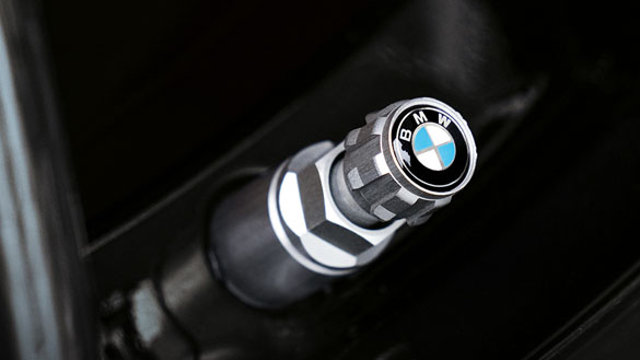 ZESTAW NAKRĘTKEK NA WENTYLE BMW.