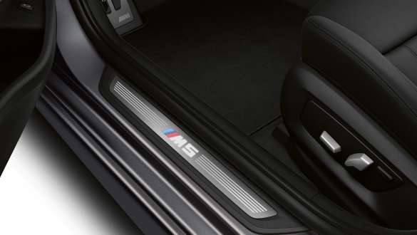 Listwy progowe z napisem „M5 Competition”.