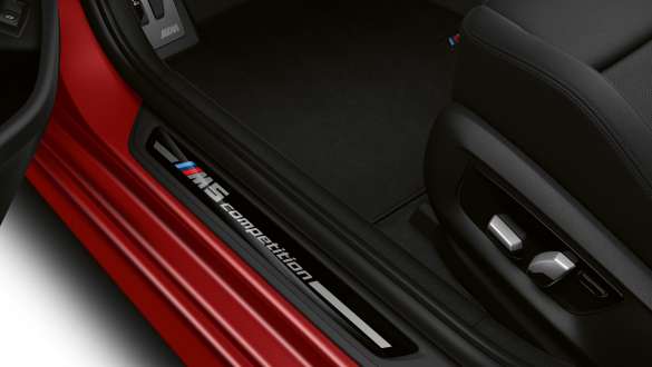 Listwy progowe z napisem „M5 Competition”.